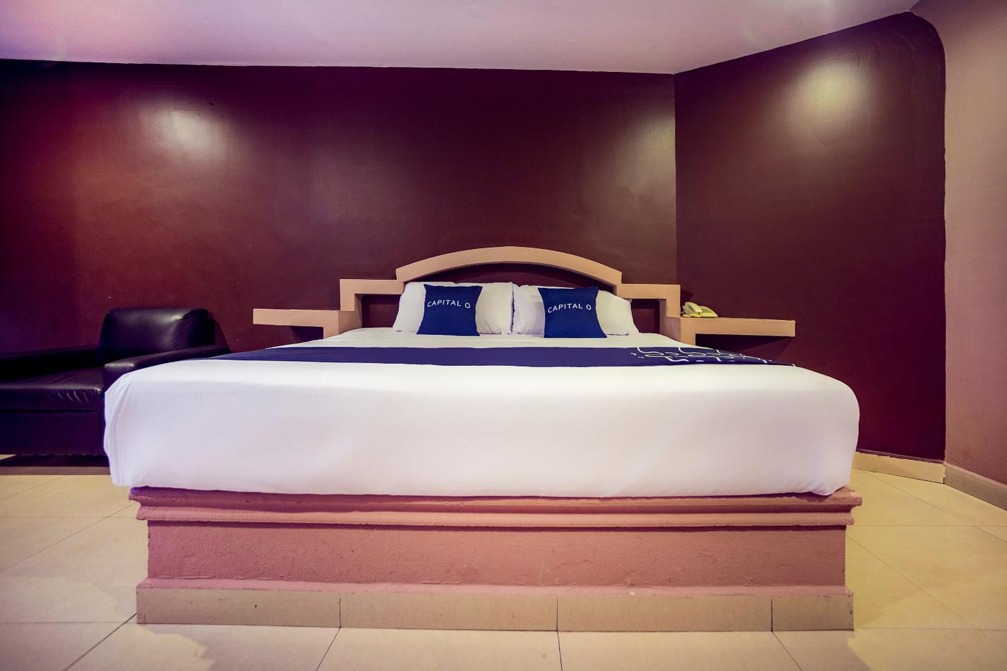 Capital O Hotel Diro, Monterrey Extérieur photo
